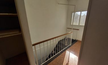 DEPTO 2 AMBIENTES MUY AMPLIO 1er PISO AL FRENTE
