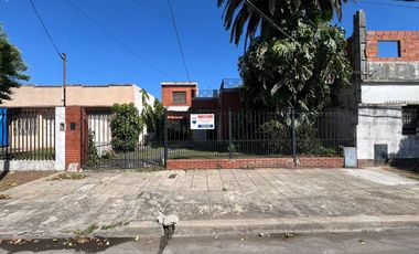 VENTA CASA 3 AMBIENTES CON PARQUE EN HAEDO