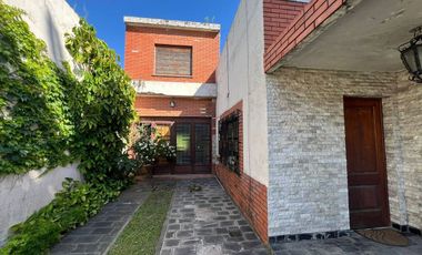 VENTA CASA 3 AMBIENTES CON PARQUE EN HAEDO