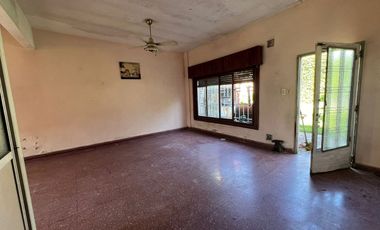 VENTA CASA 3 AMBIENTES CON PARQUE EN HAEDO