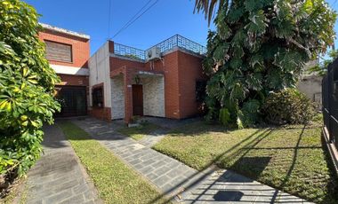 VENTA CASA 3 AMBIENTES CON PARQUE EN HAEDO