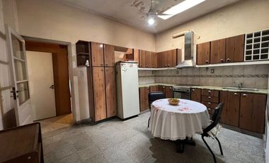 VENTA CASA 3 AMBIENTES CON PARQUE EN HAEDO