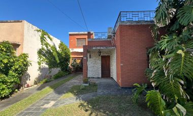 VENTA CASA 3 AMBIENTES CON PARQUE EN HAEDO