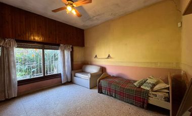 VENTA CASA 3 AMBIENTES CON PARQUE EN HAEDO