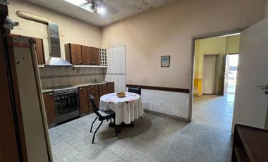 VENTA CASA 3 AMBIENTES CON PARQUE EN HAEDO
