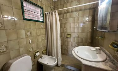 VENTA CASA 3 AMBIENTES CON PARQUE EN HAEDO