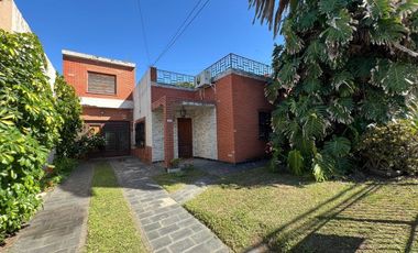 VENTA CASA 3 AMBIENTES CON PARQUE EN HAEDO