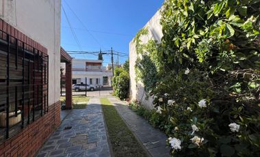 VENTA CASA 3 AMBIENTES CON PARQUE EN HAEDO