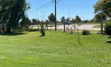 CASA EN VENTA EN  PEHUAJO CON GARAGE Y PARQUE