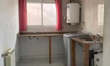 CASA EN VENTA EN  PEHUAJO CON GARAGE Y PARQUE