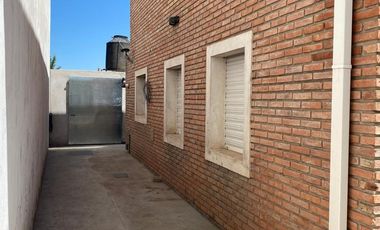 CASA EN VENTA EN  PEHUAJO CON GARAGE Y PARQUE
