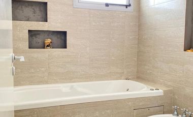 CASA EN VENTA EN  PEHUAJO CON GARAGE Y PARQUE