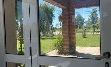 CASA EN VENTA EN  PEHUAJO CON GARAGE Y PARQUE