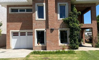 CASA EN VENTA EN  PEHUAJO CON GARAGE Y PARQUE