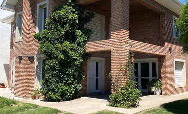 CASA EN VENTA EN  PEHUAJO CON GARAGE Y PARQUE