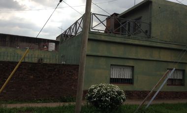 Casa En Esquina A Reciclar 4 Amb Con Cochera