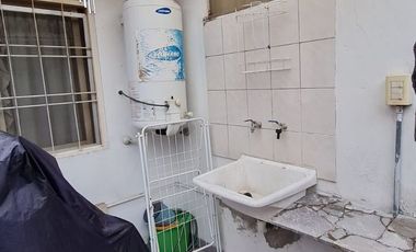 Dúplex 2 ambientes interno en dos plantas, con patio y parrilla.Excelente ubicación, a metros de Av. Arieta y America