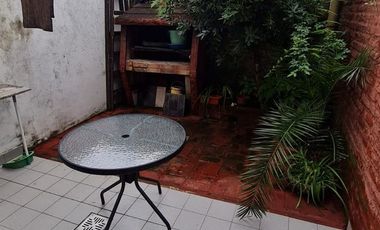 Dúplex 2 ambientes interno en dos plantas, con patio y parrilla.Excelente ubicación, a metros de Av. Arieta y America