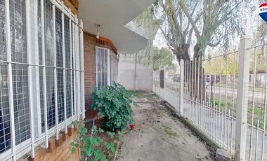 VENTA CASA 4 AMBIENTES CON PARQUE EZPELETA