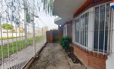 VENTA CASA 4 AMBIENTES CON PARQUE EZPELETA