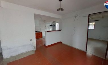 VENTA CASA 4 AMBIENTES CON PARQUE EZPELETA