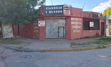 CASA CON LOCALES EN VENTA EN  ALEJANDRO KORN