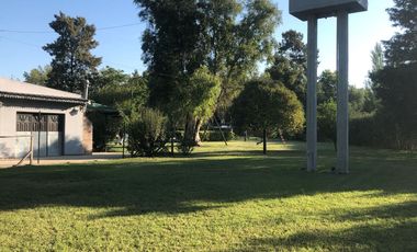 CASA QUINTA  con pileta, quincho y terreno amplio!