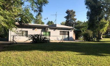 CASA QUINTA  con pileta, quincho y terreno amplio!