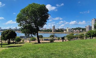 IMPERDIBLE TERRENO CON UNA INCREÍBLE VISTA AL RÍO Y LA COSTANERA DELACIUDAD DE POSADAS.-