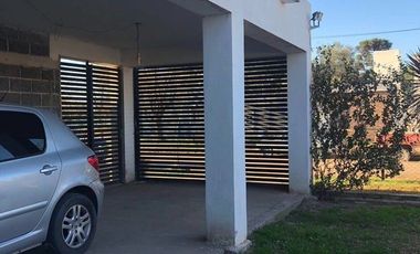 CASA 4 AMBIENTES CON COCHERA Y PATIO