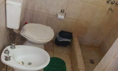 VENTA casa mas departamento sobre amplio lote ESCUCHA OFERTA