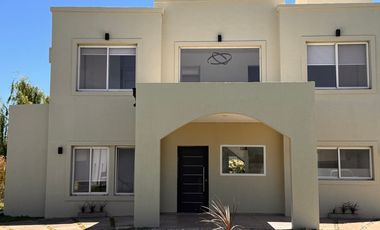 Alquiler amoblado de casa en el Barrio de Santa Juana - Canning