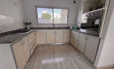 Alquiler amoblado de casa en el Barrio de Santa Juana - Canning