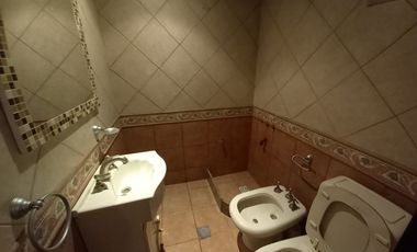 Excelente departamento 3 ambientes 1º piso al frente con patioyparrilla, a metros de Av Don bosco