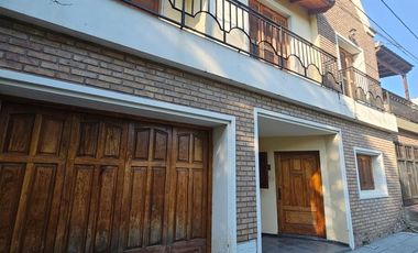 Excelente inmueble sobre calle Fraternidad. 5 habitaciones, 3 baños.