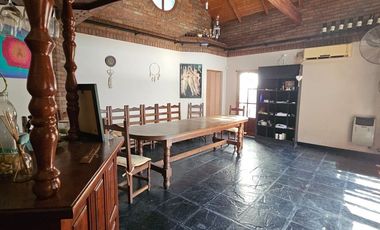 Excelente inmueble sobre calle Fraternidad. 5 habitaciones, 3 baños.