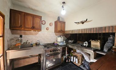 Excelente inmueble sobre calle Fraternidad. 5 habitaciones, 3 baños.