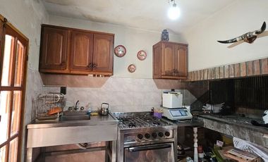 Excelente inmueble sobre calle Fraternidad. 5 habitaciones, 3 baños.