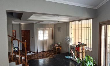 Excelente inmueble sobre calle Fraternidad. 5 habitaciones, 3 baños.