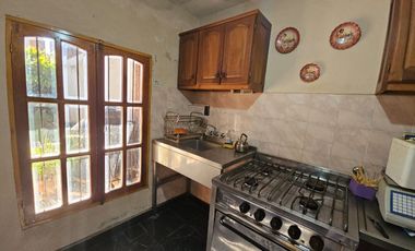 Excelente inmueble sobre calle Fraternidad. 5 habitaciones, 3 baños.