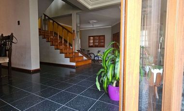 Excelente inmueble sobre calle Fraternidad. 5 habitaciones, 3 baños.