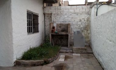 Casa trasera en ALQUILER con 2 dormitorios y cochera cubierta a 4cuadras de estación Glew.