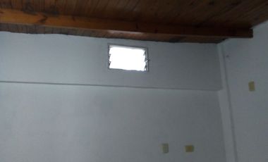 Casa trasera en ALQUILER con 2 dormitorios y cochera cubierta a 4cuadras de estación Glew.