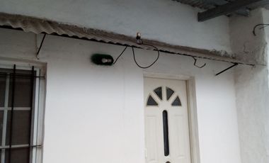 Casa trasera en ALQUILER con 2 dormitorios y cochera cubierta a 4cuadras de estación Glew.