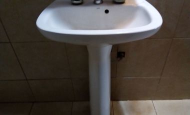 Casa trasera en ALQUILER con 2 dormitorios y cochera cubierta a 4cuadras de estación Glew.