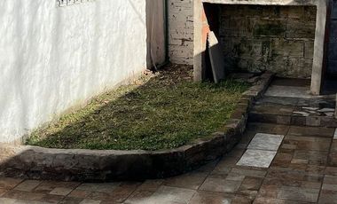 Casa trasera en ALQUILER con 2 dormitorios y cochera cubierta a 4cuadras de estación Glew.