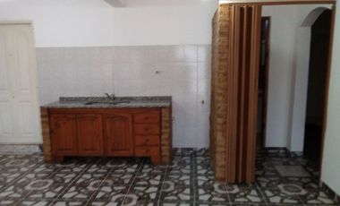 Casa trasera en ALQUILER con 2 dormitorios y cochera cubierta a 4cuadras de estación Glew.