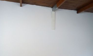Casa trasera en ALQUILER con 2 dormitorios y cochera cubierta a 4cuadras de estación Glew.