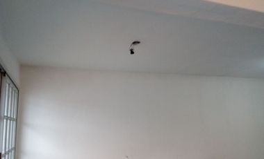Casa trasera en ALQUILER con 2 dormitorios y cochera cubierta a 4cuadras de estación Glew.
