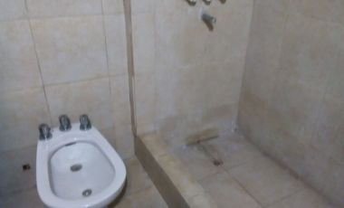 Casa trasera en ALQUILER con 2 dormitorios y cochera cubierta a 4cuadras de estación Glew.